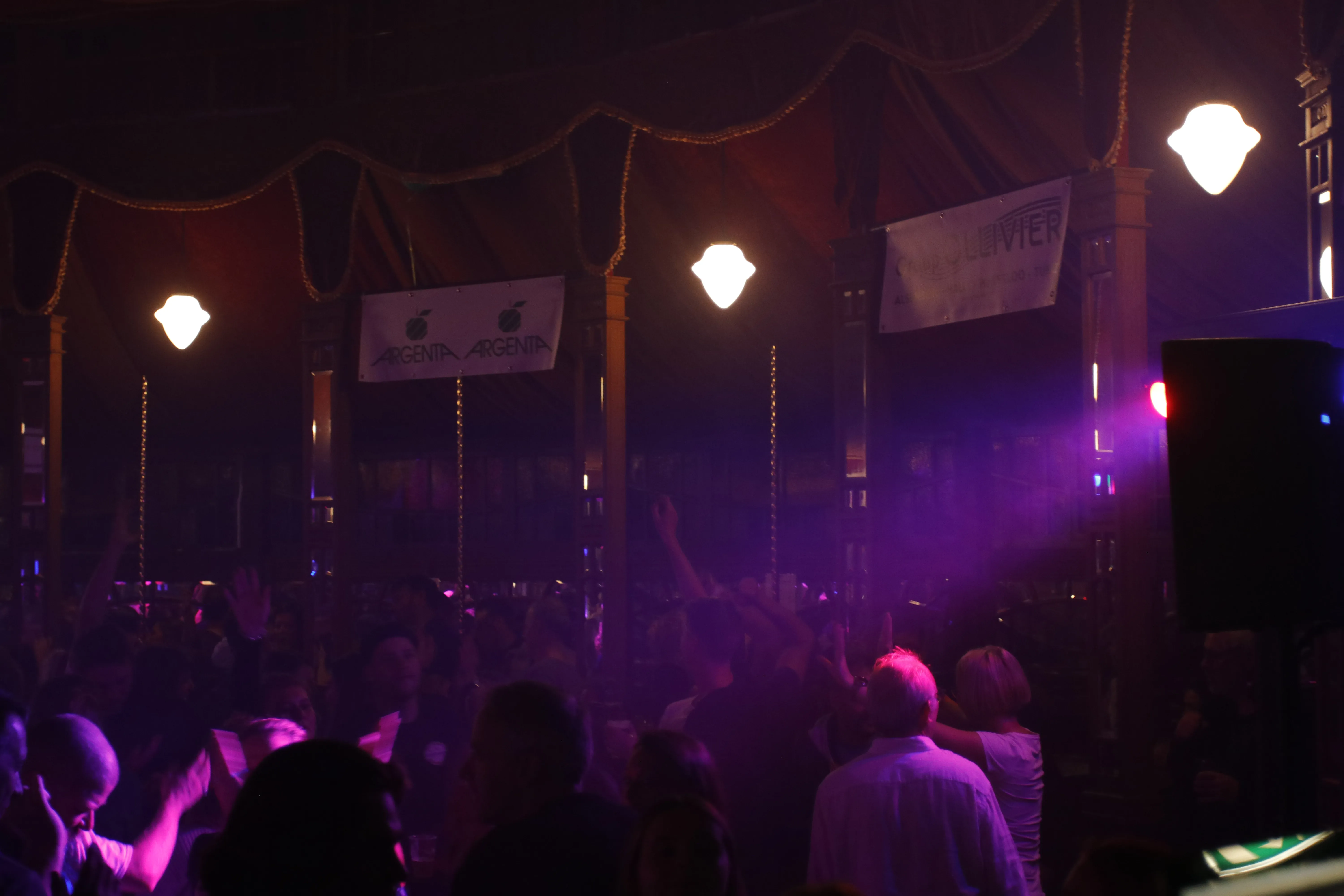 mensen aan het dansen op de jaarmarkt van Sint-Genesius-Rode